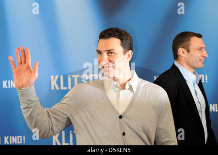 Wladimir Klitschko und Vitali Klitschko bei einem Fototermin für den Film "Klitschko" in der Astor Filmlounge Berlin, Deutschland- Stockfoto