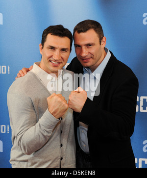 Wladimir Klitschko und Vitali Klitschko bei einem Fototermin der Film "Klitschko" bei Astor Filmlounge. Berlin, Deutschland- Stockfoto