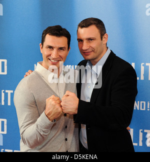 Wladimir Klitschko und Vitali Klitschko Photocall zum Film "Klitschko" Astor Filmlounge. Berlin, Deutschland - 07.04.2011. Stockfoto