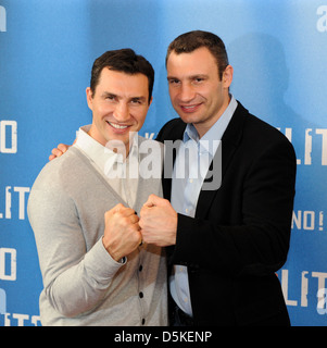 Wladimir Klitschko und Vitali Klitschko bei einem Fototermin für den Film "Klitschko" in der Astor Filmlounge Berlin, Deutschland- Stockfoto