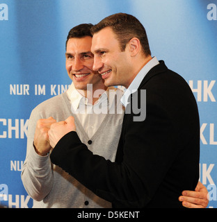 Wladimir Klitschko und Vitali Klitschko bei einem Fototermin für den Film "Klitschko" in der Astor Filmlounge Berlin, Deutschland- Stockfoto