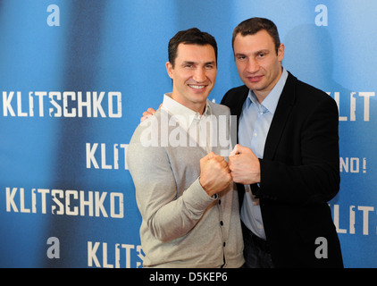 Wladimir Klitschko und Vitali Klitschko Photocall zum Film "Klitschko" Astor Filmlounge. Berlin, Deutschland - 07.04.2011. Stockfoto