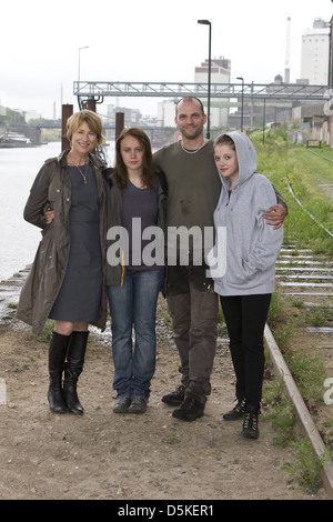 Corinna Harfouch, Anke Retzlaff, Sebastian Kutzli, Jella Haase Fototermin am Set von "Puppe" Uerdinger Ruderverein. Krefeld, Stockfoto