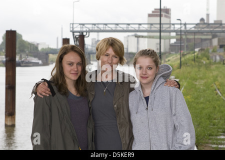 Corinna Harfouch, Anke Retzlaff, Jella Haase bei einem Fototermin am Set von "Puppe" am Uerdinger Ruderverein. Krefeld, Deutschland- Stockfoto