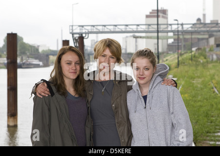 Corinna Harfouch, Anke Retzlaff, Jella Haase bei einem Fototermin am Set von "Puppe" am Uerdinger Ruderverein. Krefeld, Deutschland- Stockfoto