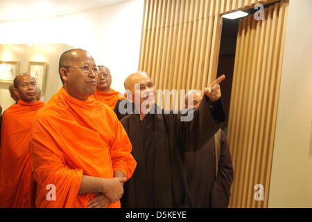 3. April 2013, Bangkok, Thailand. Zen-Meister Thich Nhat Hanh während einer Eröffnungsausstellung der kalligraphischen Meditation am Bangkok Art and Culture Centre. Zen Meister Thich Nhat Hanh im März kommt beginnt einen fünfwöchige Besuch in Thailand, in denen er führt Vipassana Ausbildung und eröffnen eine Ausstellung der kalligraphischen Meditation. Die vietnamesischen heiligen Mann und 50 Anhänger aus Frankreich werden eine Reihe von spirituellen Aktivitäten bei seinem fünften Besuch in Thailand im Rahmen einer Asien-Lehre-Tour, veranstaltet von der Thai Pflaume-Dorf-Stiftung veranstalten. Stockfoto