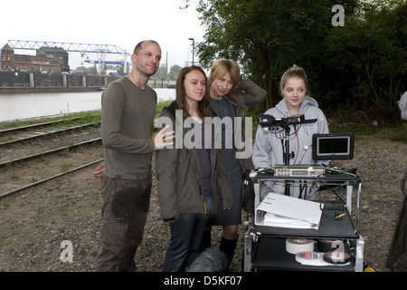 Sebastian Kutzli Anke Retzlaff Corinna Harfouch Jella Haase bei einem Fototermin am Set von "Puppe" am Uerdinger Ruderverein. Stockfoto