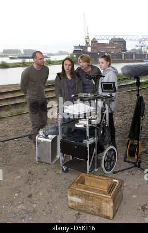 Sebastian Kutzli Anke Retzlaff Corinna Harfouch Jella Haase bei einem Fototermin am Set von "Puppe" am Uerdinger Ruderverein. Stockfoto