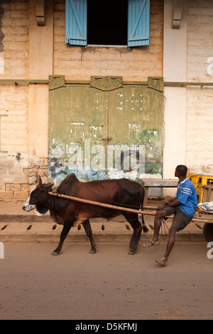 Madagaskar, Nosy Be, Hell-Ville, Hafen, Zebu Wagen vorbei Kolonialzeit Lager Stockfoto