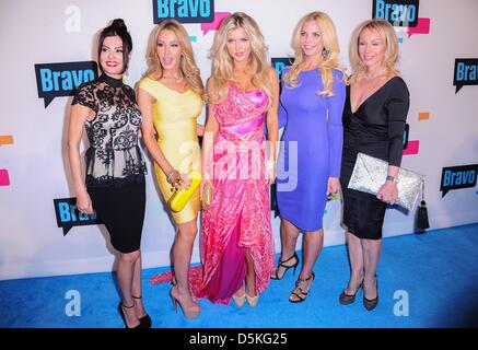 Adriana de Moura, Lisa Hochstein, Joanna Krupa, Alexia Echevarria, Lea schwarz, "The Real Housewives of Miami" im Ankunftsbereich für Upfront von Bravo, Säulen 37 Studios, New York, NY 3. April 2013. Foto von: Gregorio T. Binuya/Everett Collection Stockfoto