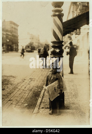 Ein wenig "shaver", Indianapolis Newsboy, 41 Zoll hoch. Er sagte, er sei 6 Jahre alt. August 1908. Wit., E. N. Clopper. Lage: Indianapolis, Indiana. (ORT) Stockfoto