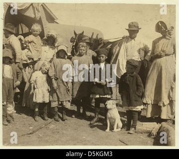 Teil einer Gruppe von Wanderern aus Baumwolle, die einen Bauernhof verlassen, auf dem sie einen Ballen und einen halben Tag fertig geerntet hatten... Ort: McKinney, Texas (LOC) Stockfoto