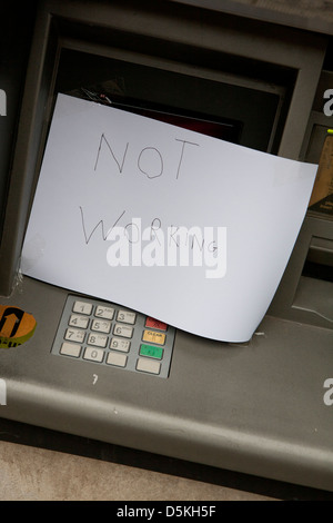 ATM Geldautomat Out Of Order mit "Funktioniert nicht" handschriftliche Zeichen drauf. Stockfoto