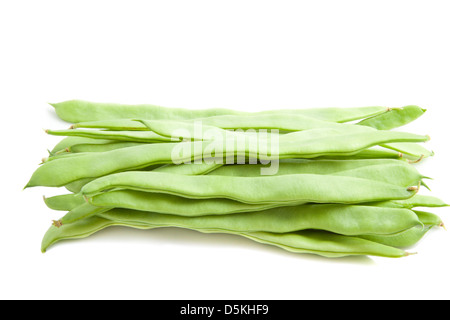 Frische grüne Bohnen auf einem Haufen isoliert auf weiß Stockfoto