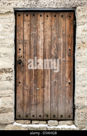 Alte Holztür in alten Stein Schlossmauer. Tallinn, Estland Stockfoto