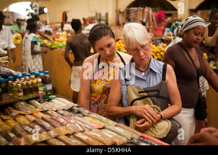 Madagaskar, Nosy Be, Hell-Ville, Central Market, Europäische Touristen am Gewürz-Stand Stockfoto