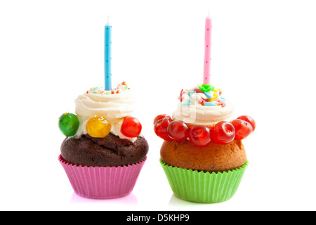 Dekorierte Cupcakes mit isoliert über weiße Kerzen Stockfoto