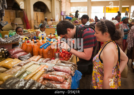 Madagaskar, Nosy Be, Hell-Ville, Central Market, Europäische Touristen fotografieren Gewürz stall Stockfoto