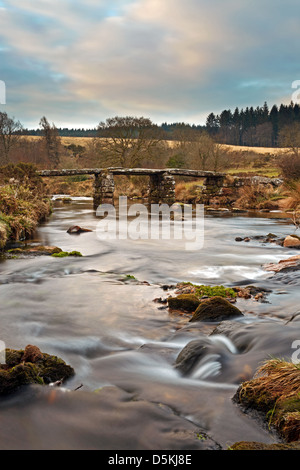 Die alte Brücke bei postbridge Clapper im Herzen des Nationalparks Dartmoor, Devon. Stockfoto