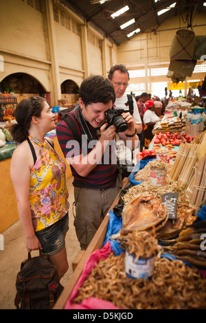 Madagaskar, Nosy Be, Hell-Ville, Central Market, Europäische Touristen fotografieren Gewürz stall Stockfoto