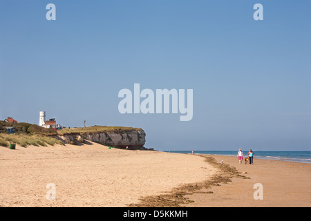 GB; VEREINIGTES KÖNIGREICH; NORFOLK; STRAND; LEUCHTTURM; KLIPPEN; ALTEN HUNSTANTON; BLAU; HIMMEL; FUß Stockfoto