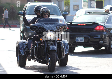 Altern französischen Rocker Johnny Hallyday entscheidet sich für ein Rad Harley Davidson Motorrad, wenn er seine Frau Laeticia Hallyday für nimmt eine Stockfoto