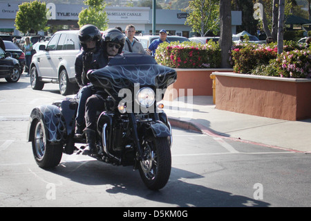 Altern französischen Rocker Johnny Hallyday entscheidet sich für 3-Rad-Harley Davidson Motorrad, als er seine Frau Laeticia Hallyday, für nimmt Stockfoto