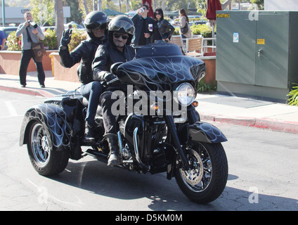 Altern französischen Rocker Johnny Hallyday entscheidet sich ein 3-Rad-Harley Davidson Motorrad, als er seine Frau Laeticia Hallyday nimmt eine Stockfoto