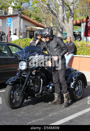 Aging Französisch Rocker, die Johnny Hallyday entscheidet sich für ein 3-Rad-Harley Davidson Motorrad, als er seine Frau für einen Sonntag Nachmittag nimmt Stockfoto