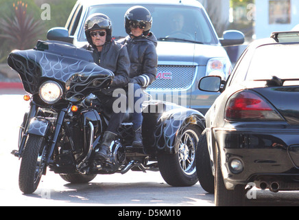 Altern französischen Rocker Johnny Hallyday entscheidet sich für 3-Rad-Harley Davidson Motorrad, als er seine Frau Laeticia Hallyday, für nimmt Stockfoto