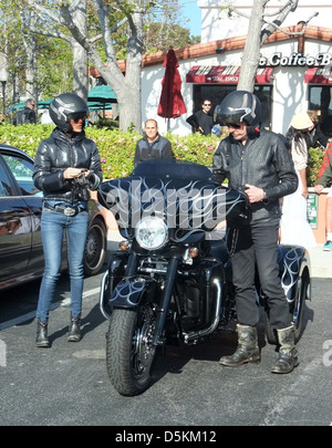 Altern französischen Rocker Johnny Hallyday entscheidet sich für ein 3-Rad-Harley Davidson Motorrad, wenn er seine Frau Laeticia Hallyday für nimmt eine Stockfoto