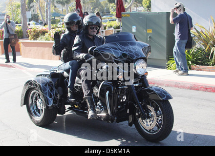 Altern französischen Rocker Johnny Hallyday entscheidet sich für ein 3-Rad-Harley Davidson Motorrad, wenn er seine Frau Laeticia Hallyday für nimmt eine Stockfoto