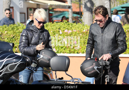 Altern französischen Rocker Johnny Hallyday entscheidet sich für ein 3-Rad-Harley Davidson Motorrad, wenn er seine Frau Laeticia Hallyday für nimmt eine Stockfoto