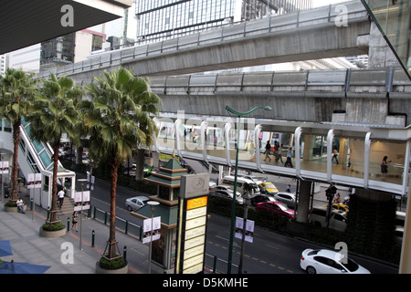 BTS-Bahnhof über einen Sky-Spaziergang an der Sukhumvit Road in Bangkok, Thailand Stockfoto