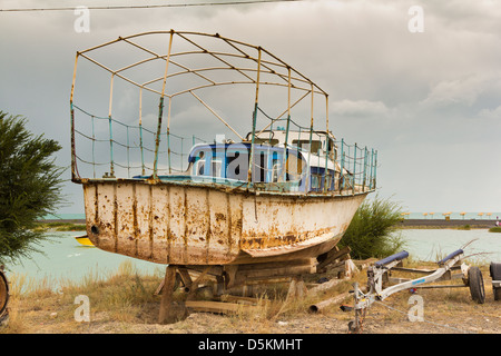 Rostende Boote in der Wüste in Zentralasien, wie Alakol Stockfoto