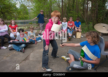 Jahr 6 (11 Jahre alt) bei Holy Trinity Pewley Down School, Guildford, Surrey, England, UK Stockfoto