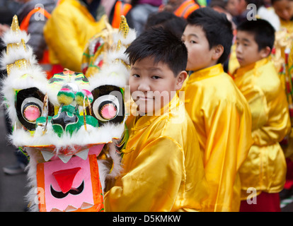 Chinesischen Lunar New Year feiern parade in Chinatown in London. Eine traditionelle Drachen Danceteams bei der Durchführung von Kostüm. Stockfoto