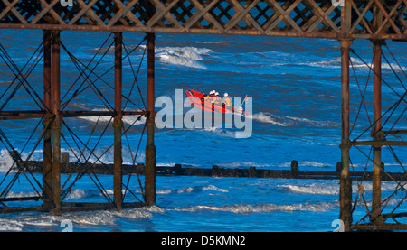 Cromer RNLI inshore Rettungsboot auf dem Meer Stockfoto