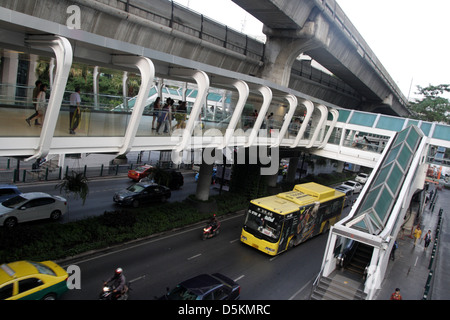 BTS-Bahnhof über einen Sky-Spaziergang an der Sukhumvit Road in Bangkok, Thailand Stockfoto