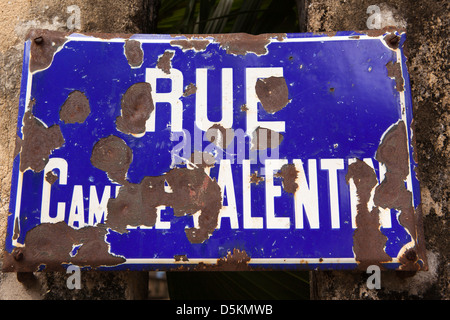 Madagaskar, Nosy Be, Hell-Ville, Rue Camille Valentin gechipt Emaille französische Straßennamen Stockfoto