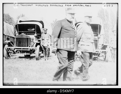 Dieses Foto zeigt General Troussaint, der das Fahnestock Field Hospital in Paris während einer Militäroperation inspiziert. Es zeigt die Rolle des Generals bei der Überwachung medizinischer Einrichtungen während eines militärischen Konflikts und spiegelt die medizinische Logistik während des Krieges wider. Stockfoto