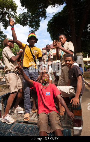 Madagaskar, Nosy Be, Hell-Ville, Rue Passot, Gruppe von begeisterten jungen Pfadfinder in LKW Stockfoto