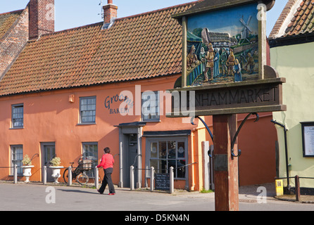 VEREINIGTES KÖNIGREICH; NORFOLK; ENGLAND; BURNHAM MARKET; DORF; SOMMER; NORTH NORFOLK; ZEICHEN; BÄCKEREI Stockfoto