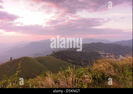 Sonnenuntergang über den Bergen bei Thailand - Grenze zu Myanmar in Kanchanaburi, Thailand. Stockfoto