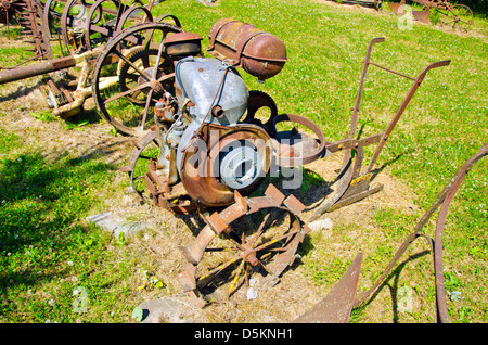 alte verrostete Landwirtschaft Werkzeuge Sammlung im Bauerngarten Stockfoto