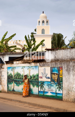 Madagaskar, Nosy Be, Hell-Ville, Rue George V, Frau auf dem Handy in der Nähe von bemalten Wand Stockfoto