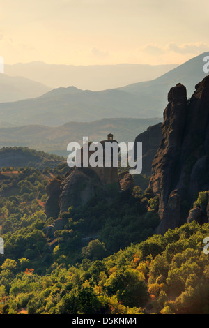 Sonnenuntergang über der Meteora in Griechenland, mit dem Kloster von St. Nicholas Anapausas komplexe Stockfoto