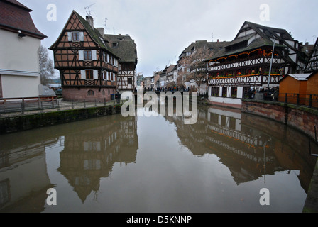 Gebäude spiegelt sich in der Fluss Ill läuft durch die Petite France Viertel von Straßburg Stockfoto