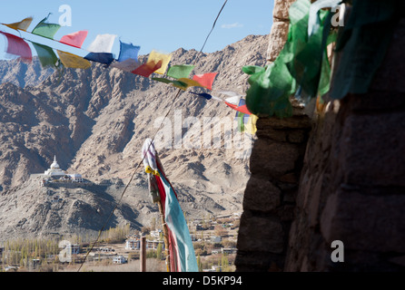 Gebetsfahnen und einen Blick auf den Shanti Stupa in Leh, Ladakh, Jammu und Kaschmir. Indien. Stockfoto