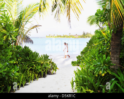 Paare, die am Strand Stockfoto